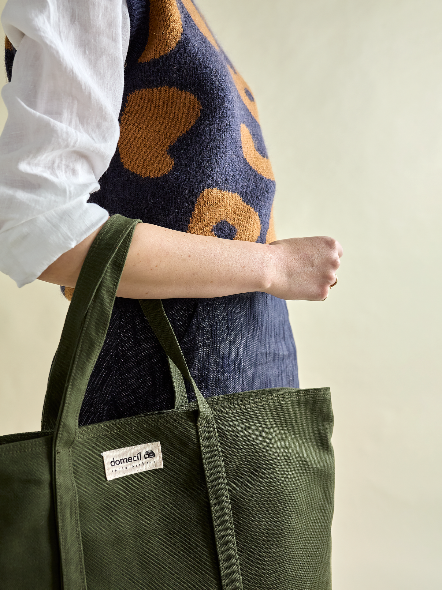 Close up of Domecil logo on Domecíl Forest Canvas Tote