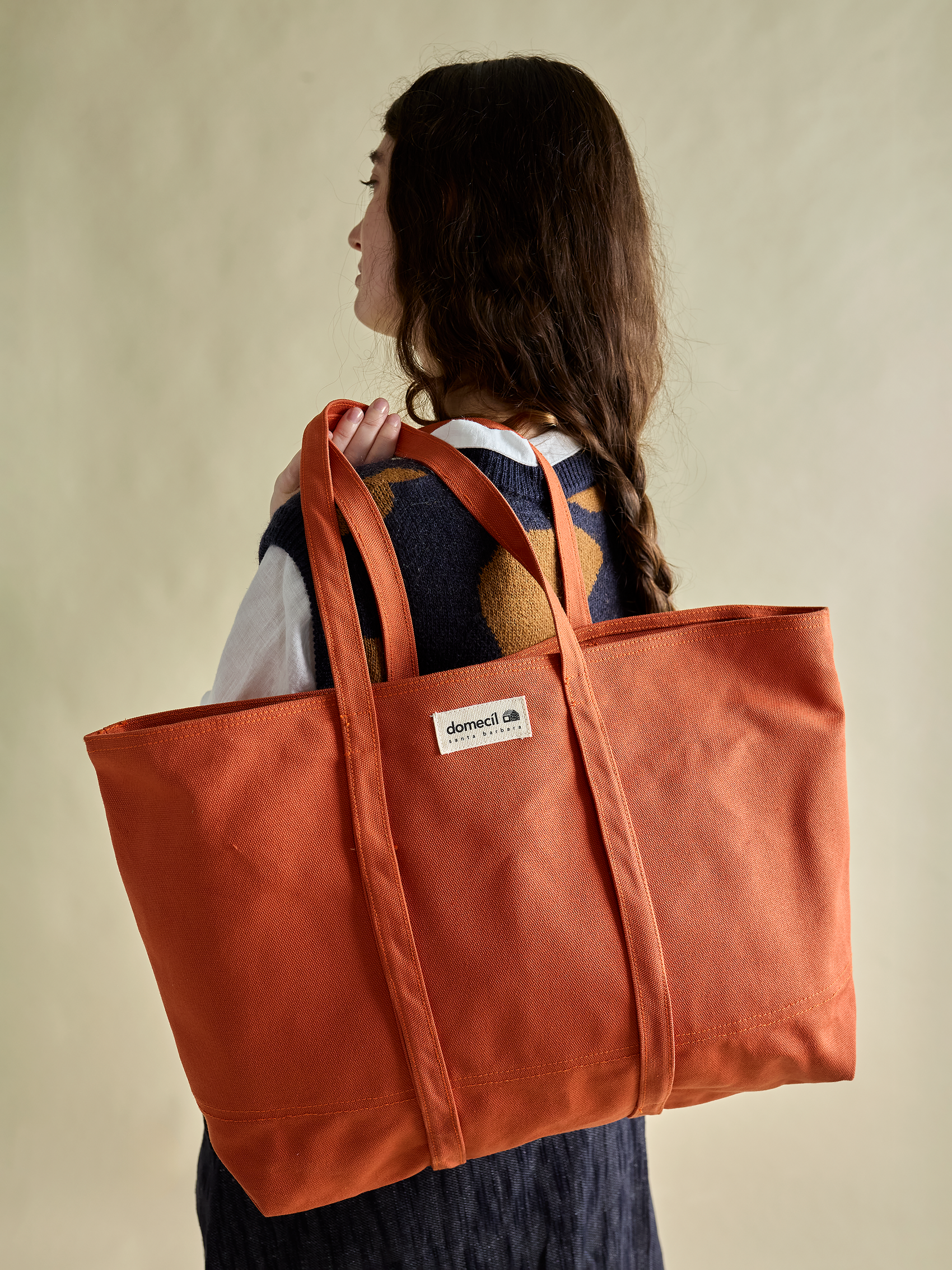 domecíl Orange Canvas Tote over the shoulder of model