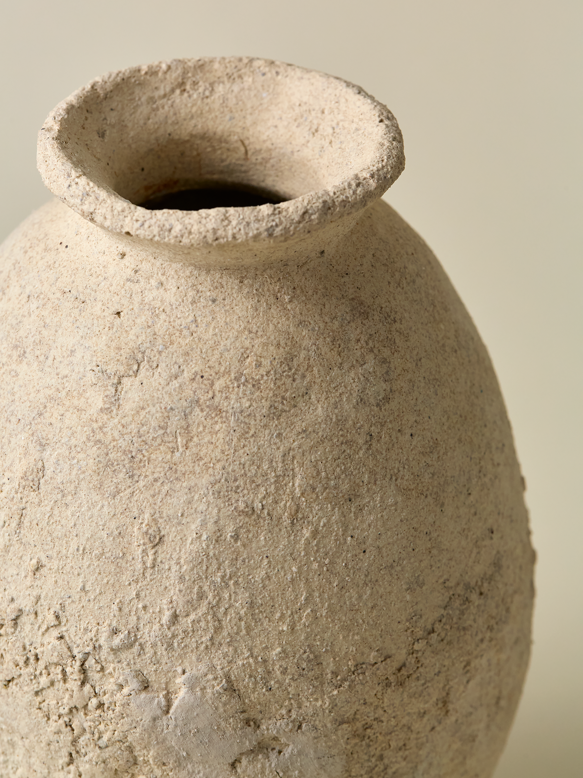 Pascale Vaquette stoneware vase view from above on light background
