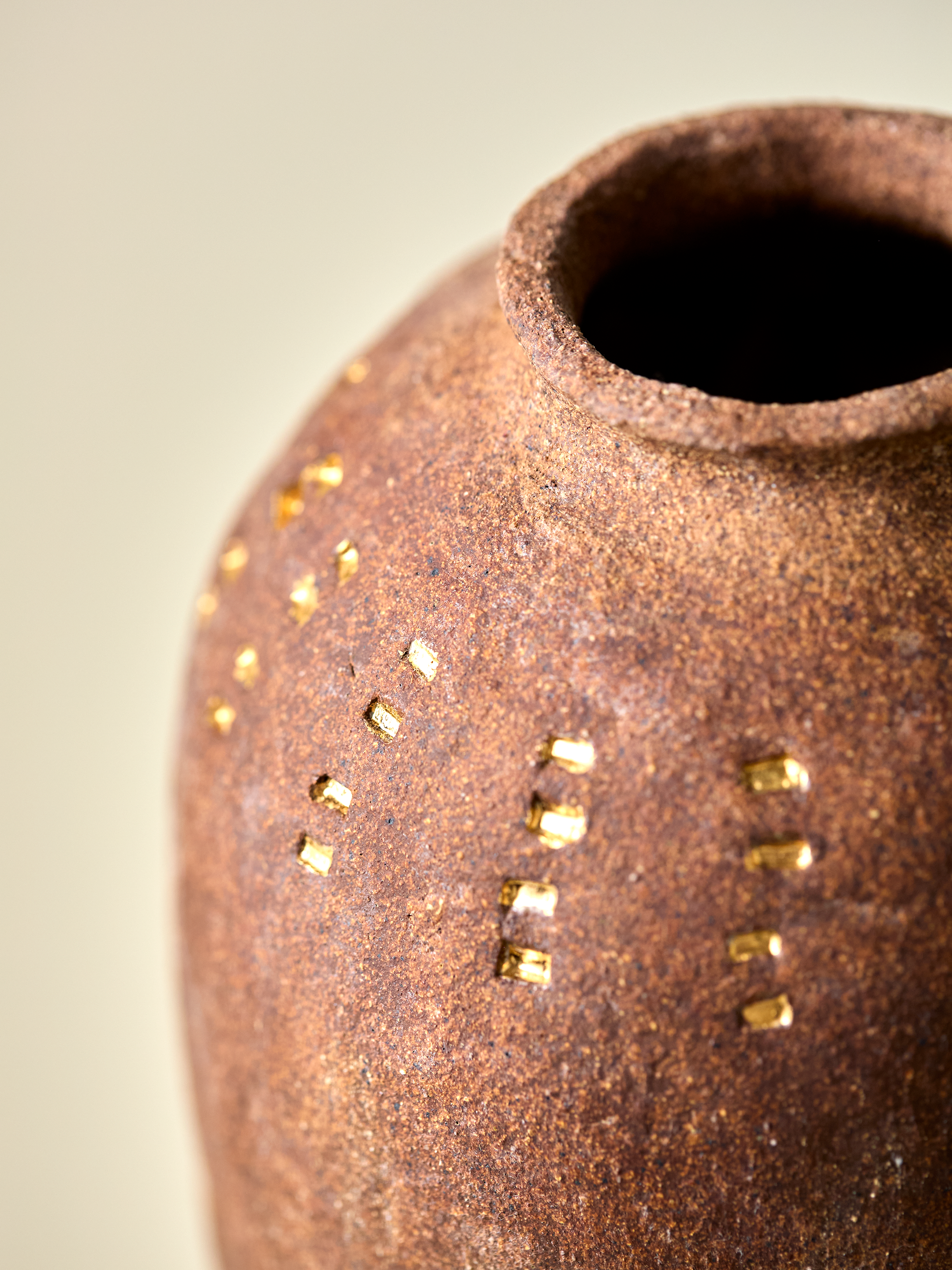 Top view of Pascale Vaquette burnt sienna vase with bright gold markings