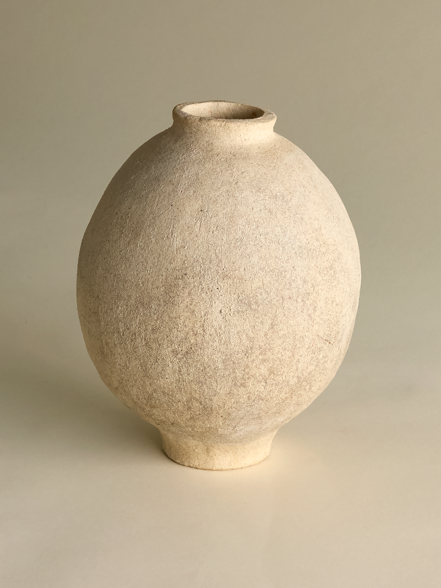 Full perspective, Pascale Vaquette stoneware vase on light background