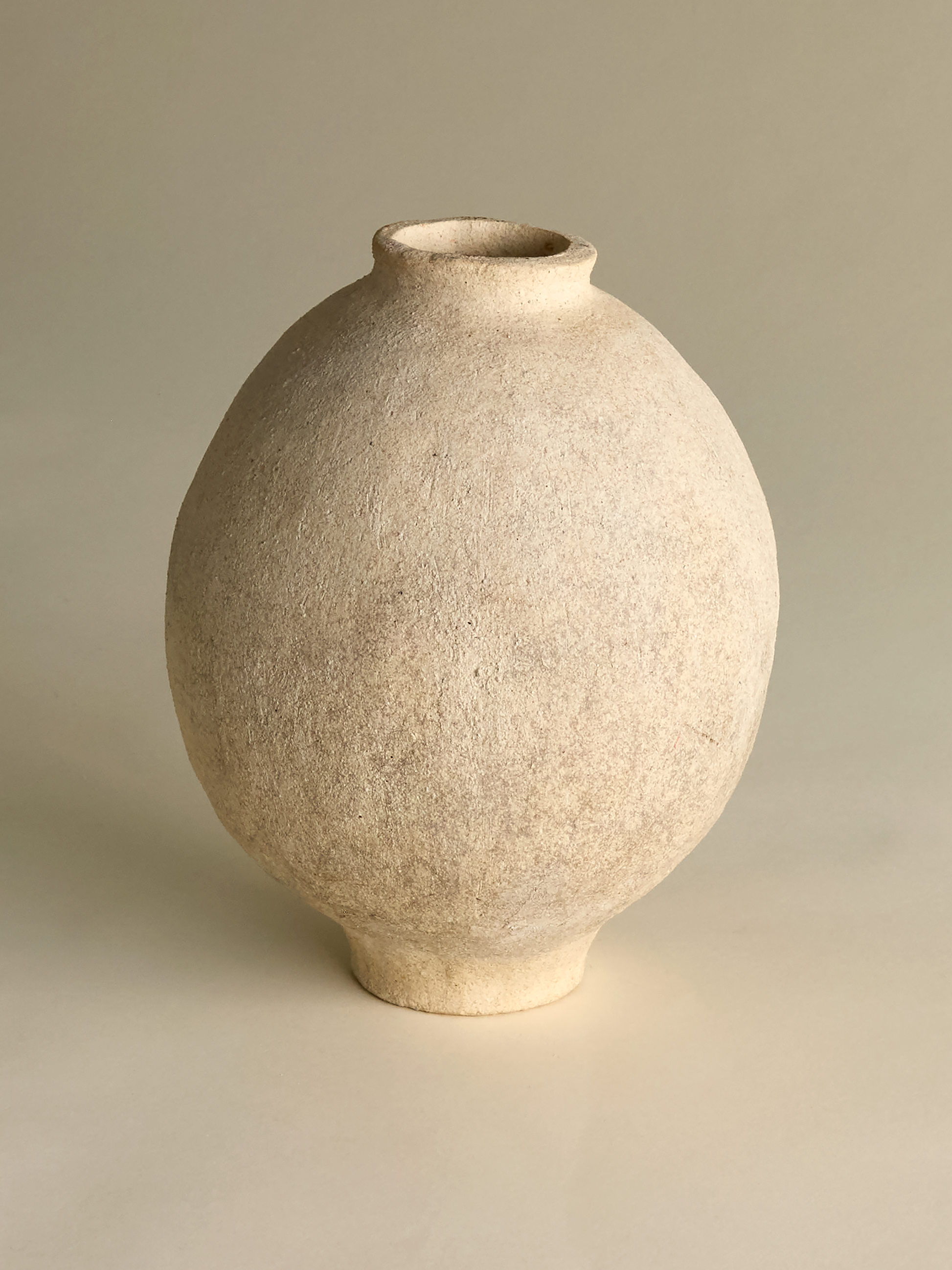 Full perspective, Pascale Vaquette stoneware vase on light background