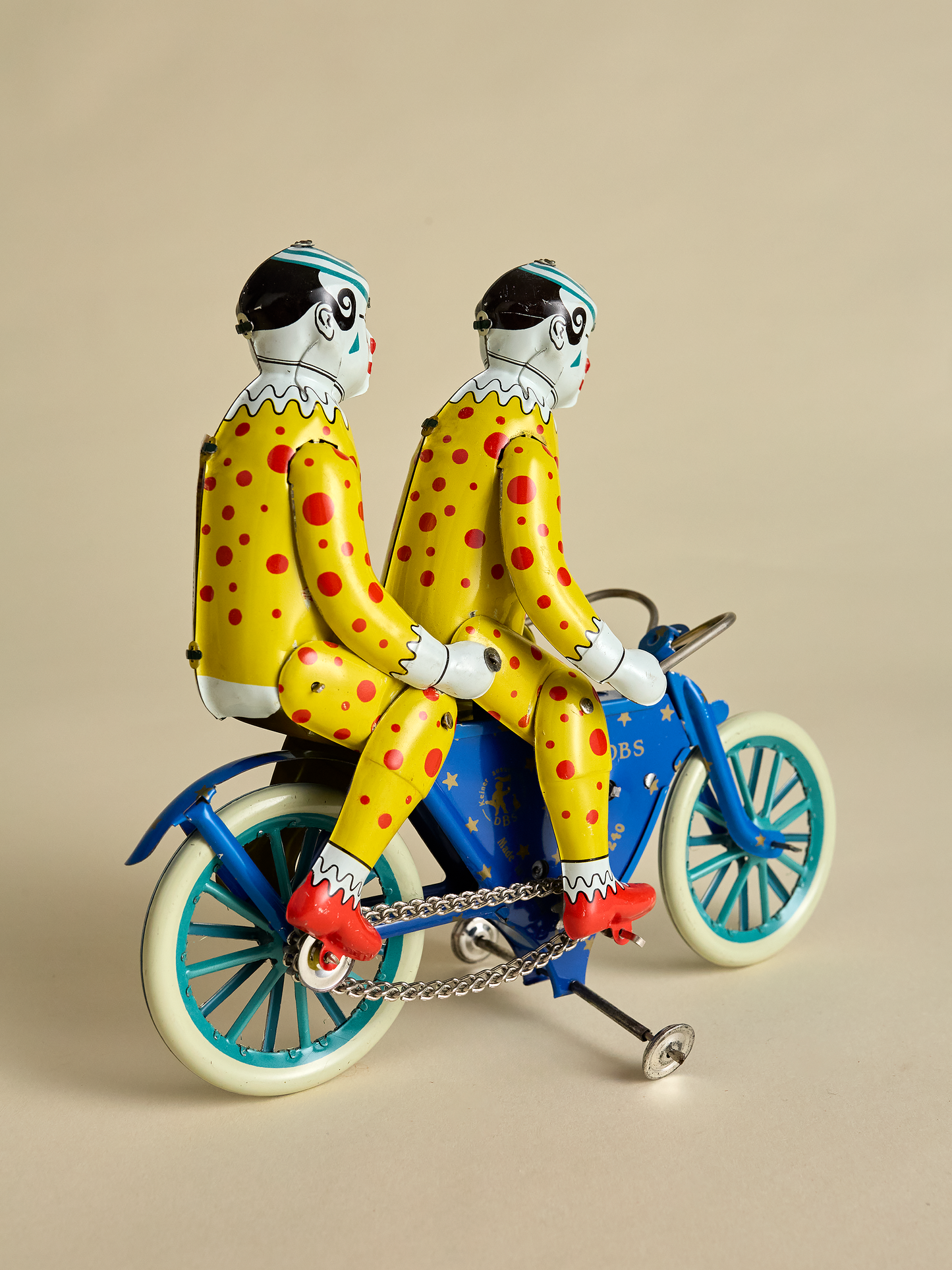 Clown's “Duet” on Bicycle