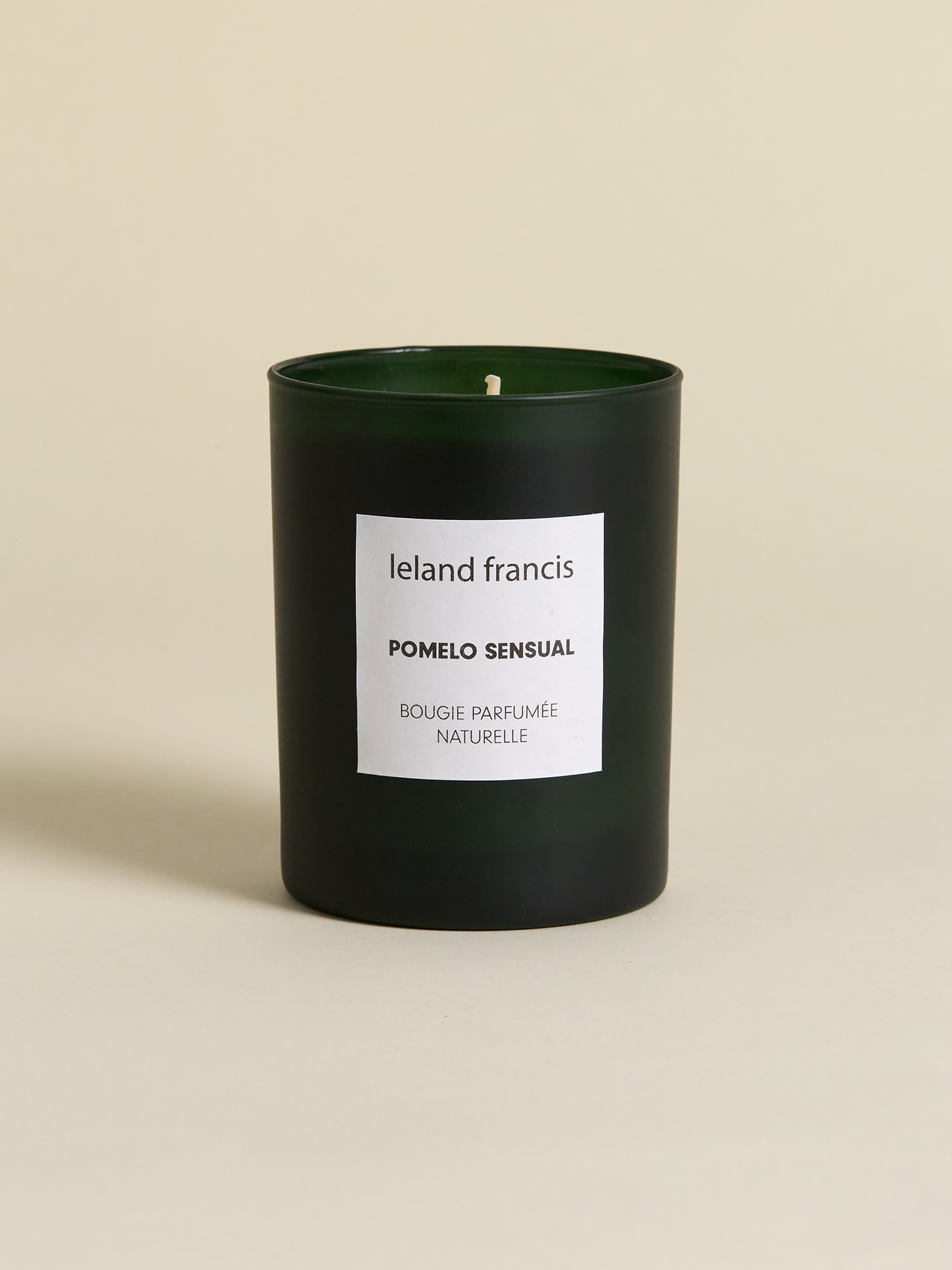 Leland Francis Pomelo candle on light background. "Bougie Parfumée Naturelle"
